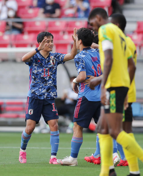 U－24日本対ジャマイカ　後半、ゴールを決めた堂安（左から2人目）を祝福する久保（左）（撮影・前田充）
