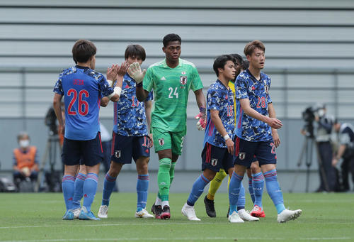 U－24日本対ジャマイカ　ジャマイカに勝利し、タッチを交わすGK鈴木（中央）らU－24日本の選手たち（撮影・前田充）