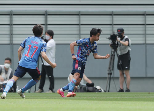 U－24日本対ジャマイカ　前半、先制ゴールを決めてガッツポーズする久保（右）（撮影・前田充）
