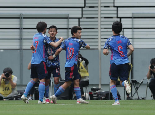 U－24日本対ジャマイカ　前半、先制ゴールを決めて仲間と喜ぶ久保（左から2人目）（撮影・前田充）
