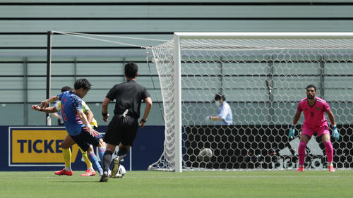 U－24日本対ジャマイカ　前半、チーム2点目のゴールを決める遠藤航（左）（撮影・前田充）