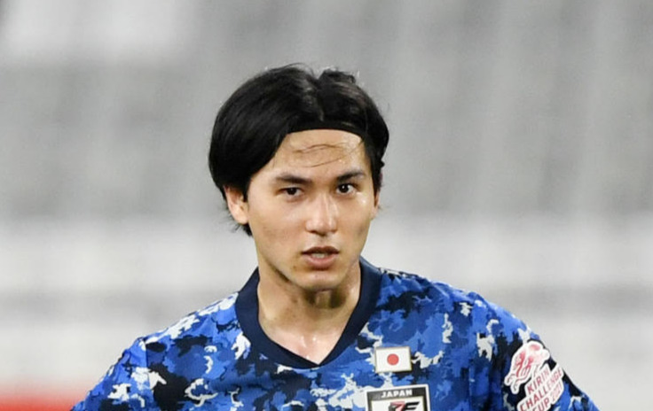 日本対セルビア　前半、FKを前に言葉を交わす南野（左）と鎌田（撮影・横山健太）
