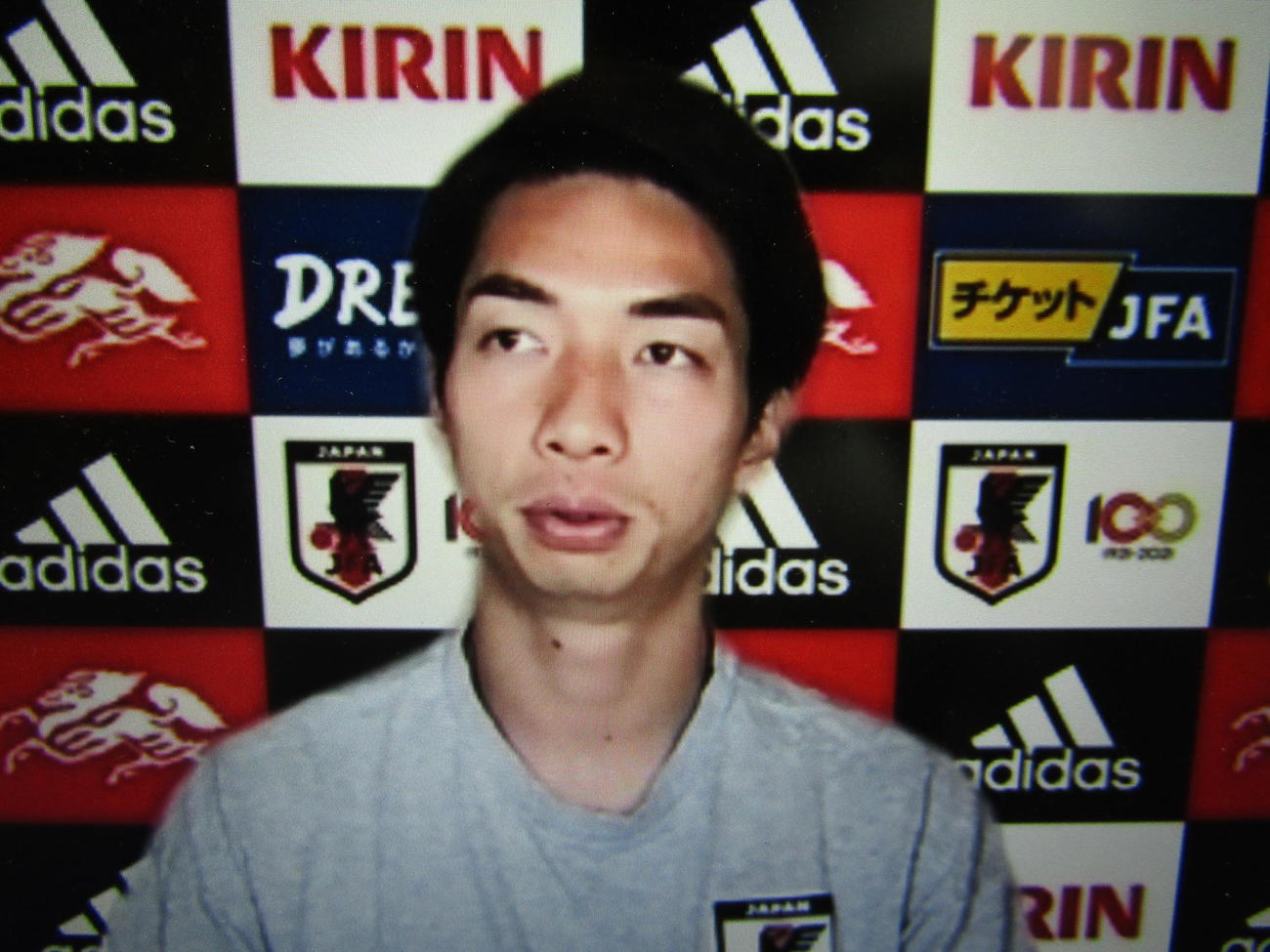 オンライン取材に応じる日本代表MF川辺駿