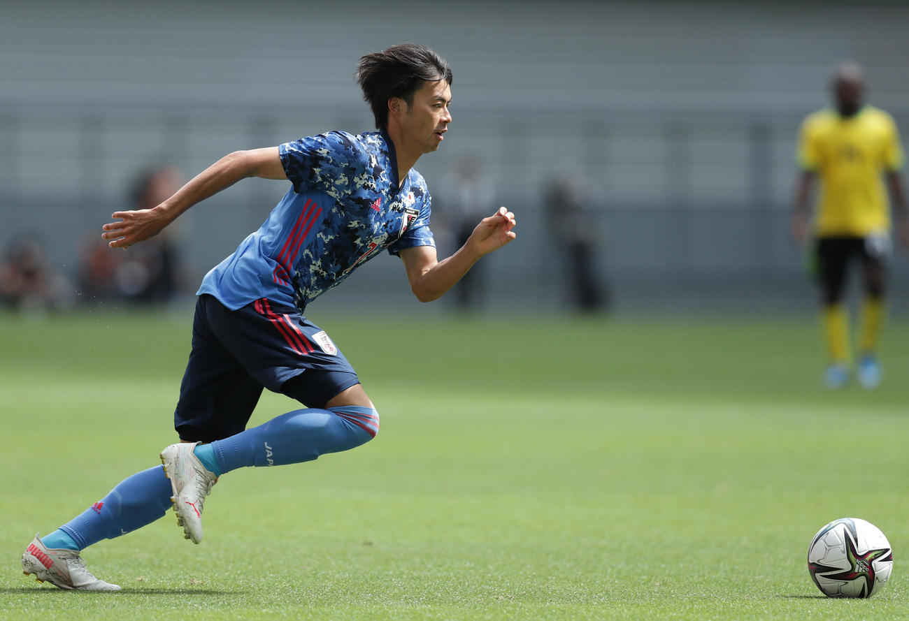 U－24日本対ジャマイカ　後半、ドリブルする三笘（撮影・前田充）