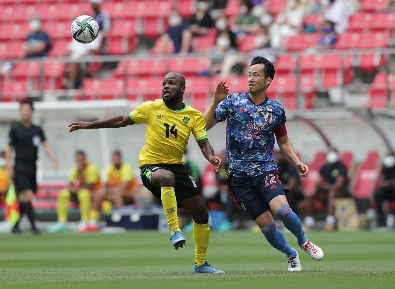 U－24日本対ジャマイカ　前半、競り合う吉田（右）（撮影・前田充）