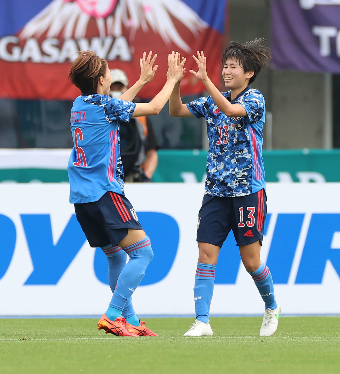 日本対メキシコ　後半、チーム4点目のゴールを決め杉田（左）に祝福される木下（撮影・河野匠）