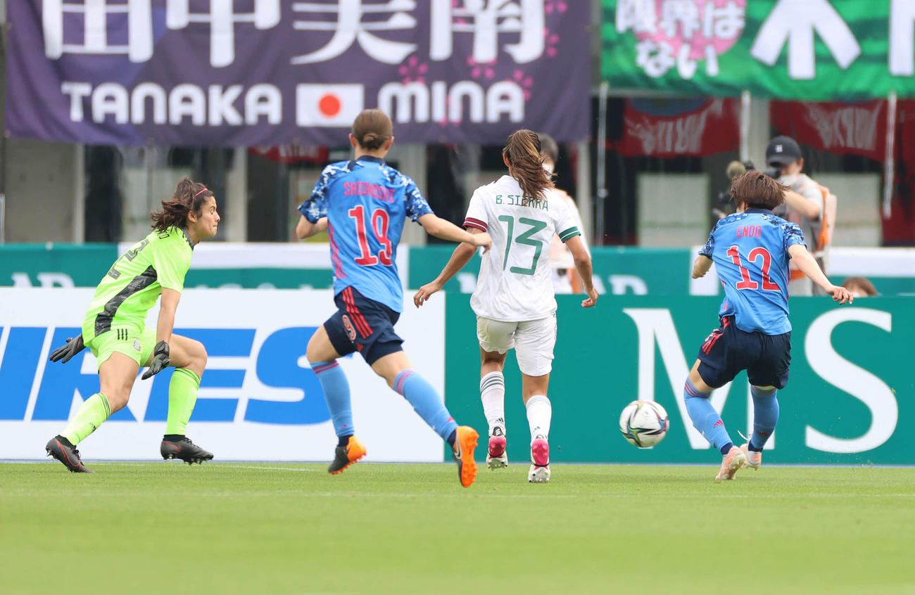 日本対メキシコ　後半、チーム5点目のゴールを決める遠藤（右）（撮影・河野匠）