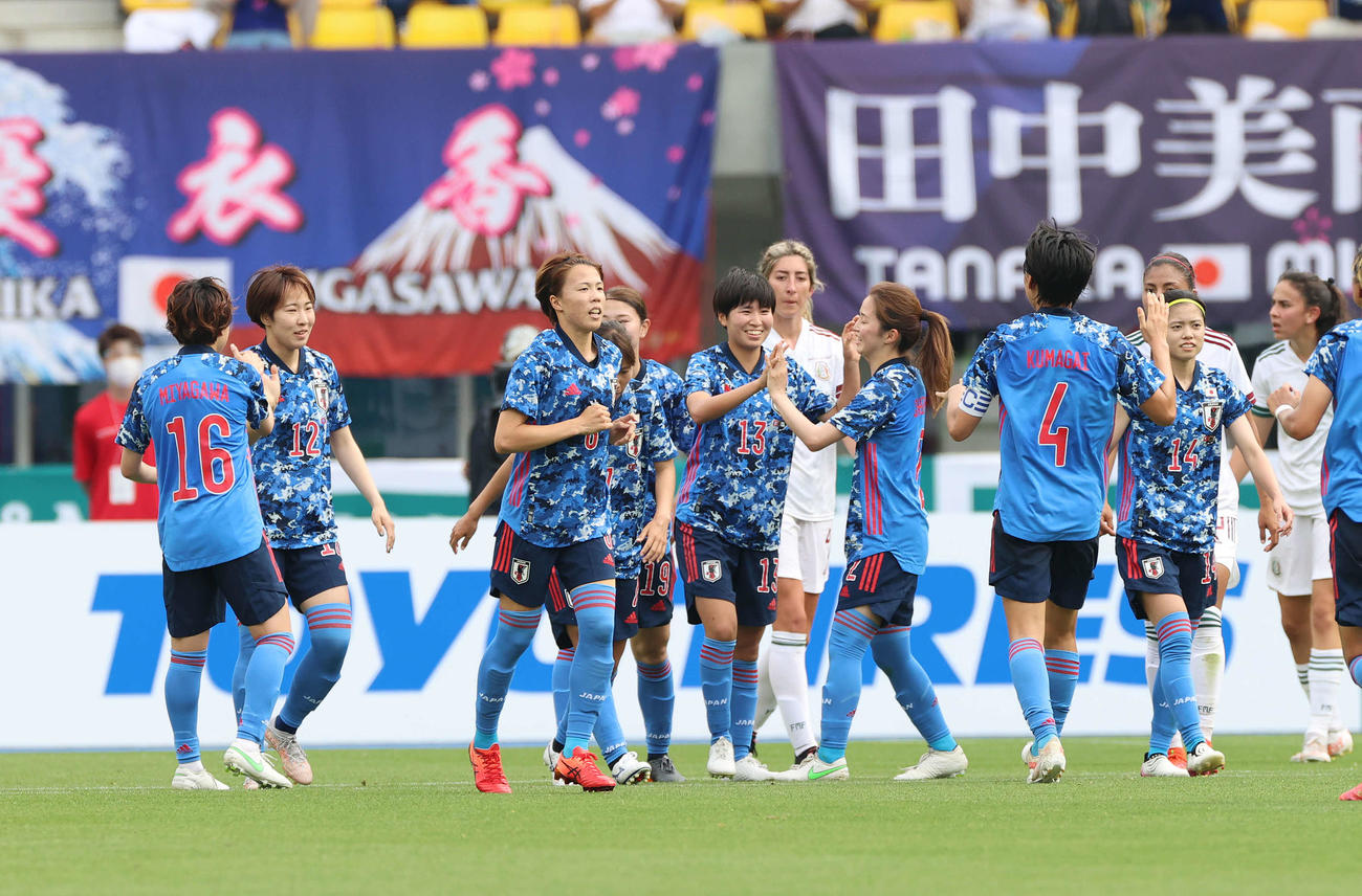 日本対メキシコ　後半、チーム4点目のゴールを決め笑顔を見せる木下（中央）（撮影・河野匠）