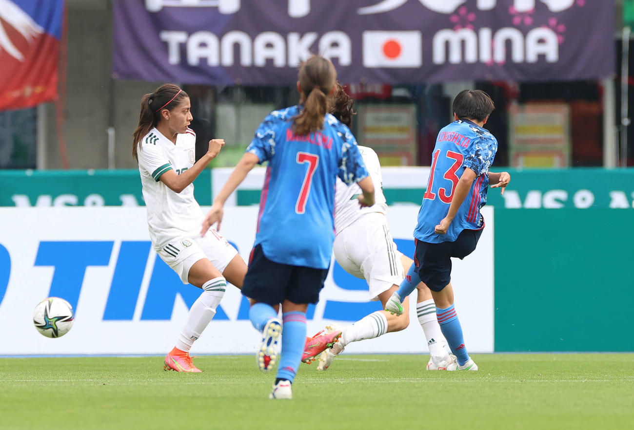 日本対メキシコ　後半、チーム4点目のゴールを決める木下（右）（撮影・河野匠）