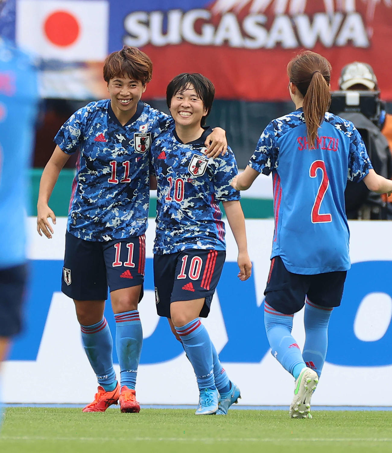 日本対メキシコ　後半、ゴールを決め笑顔を見せる籾木（中央）。左は田中（撮影・河野匠）
