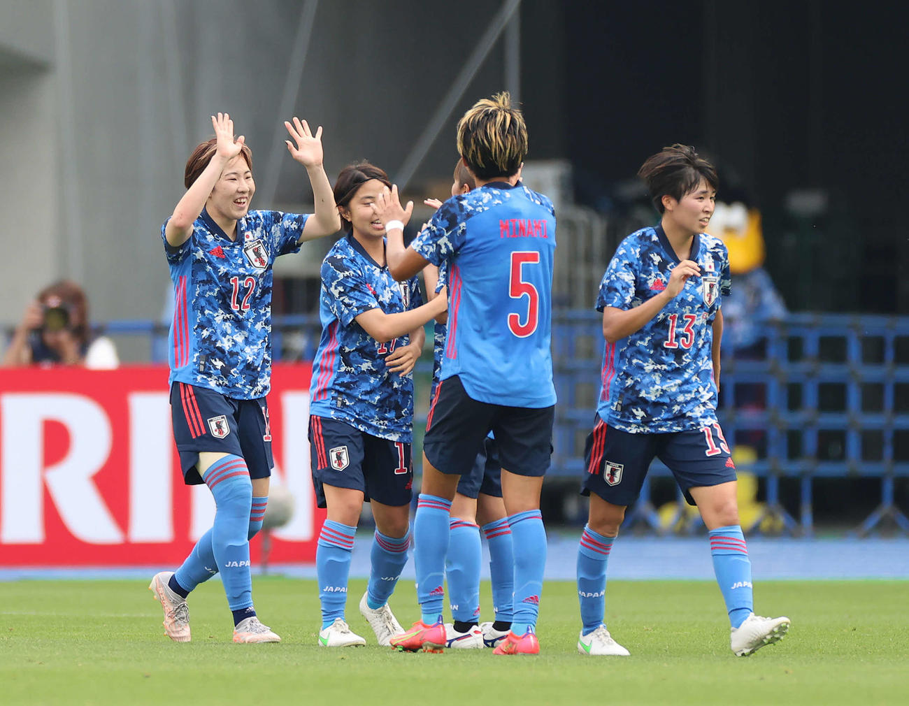 日本対メキシコ　後半、チーム5点目のゴールを決め喜ぶ遠藤（左）（撮影・河野匠）
