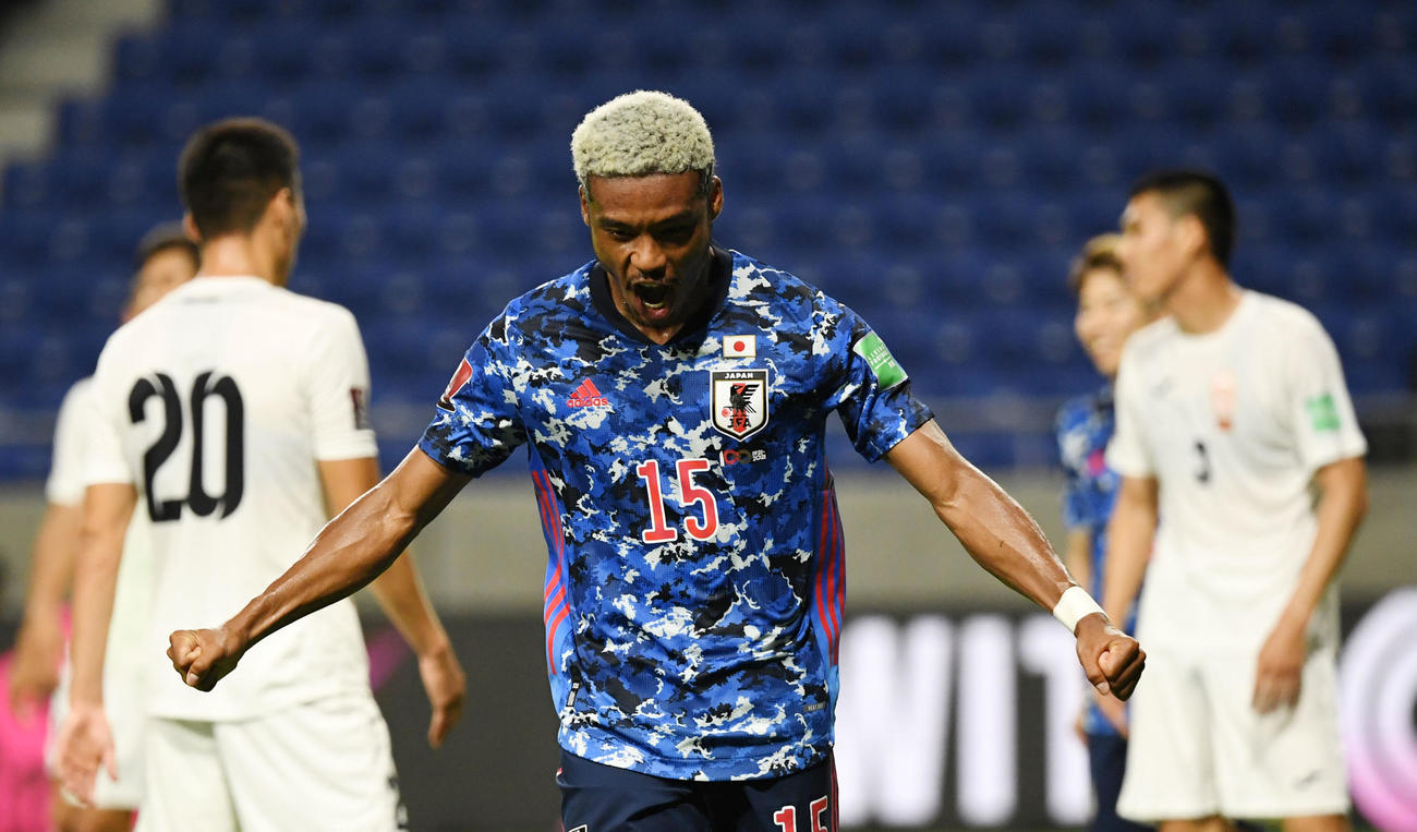 日本対キルギス　前半、ハットトリックを達成し雄たけびを上げるオナイウ（撮影・横山健太）