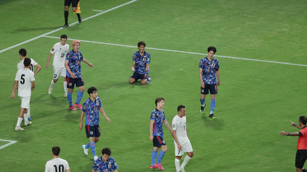 前半、ペナルティーエリア内で相手を倒し、PKを与える守田（後方中央）（撮影・前田充）