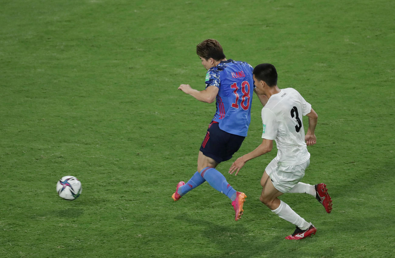 日本対キルギス　後半、右足でゴールを決める浅野（左）（撮影・前田充）