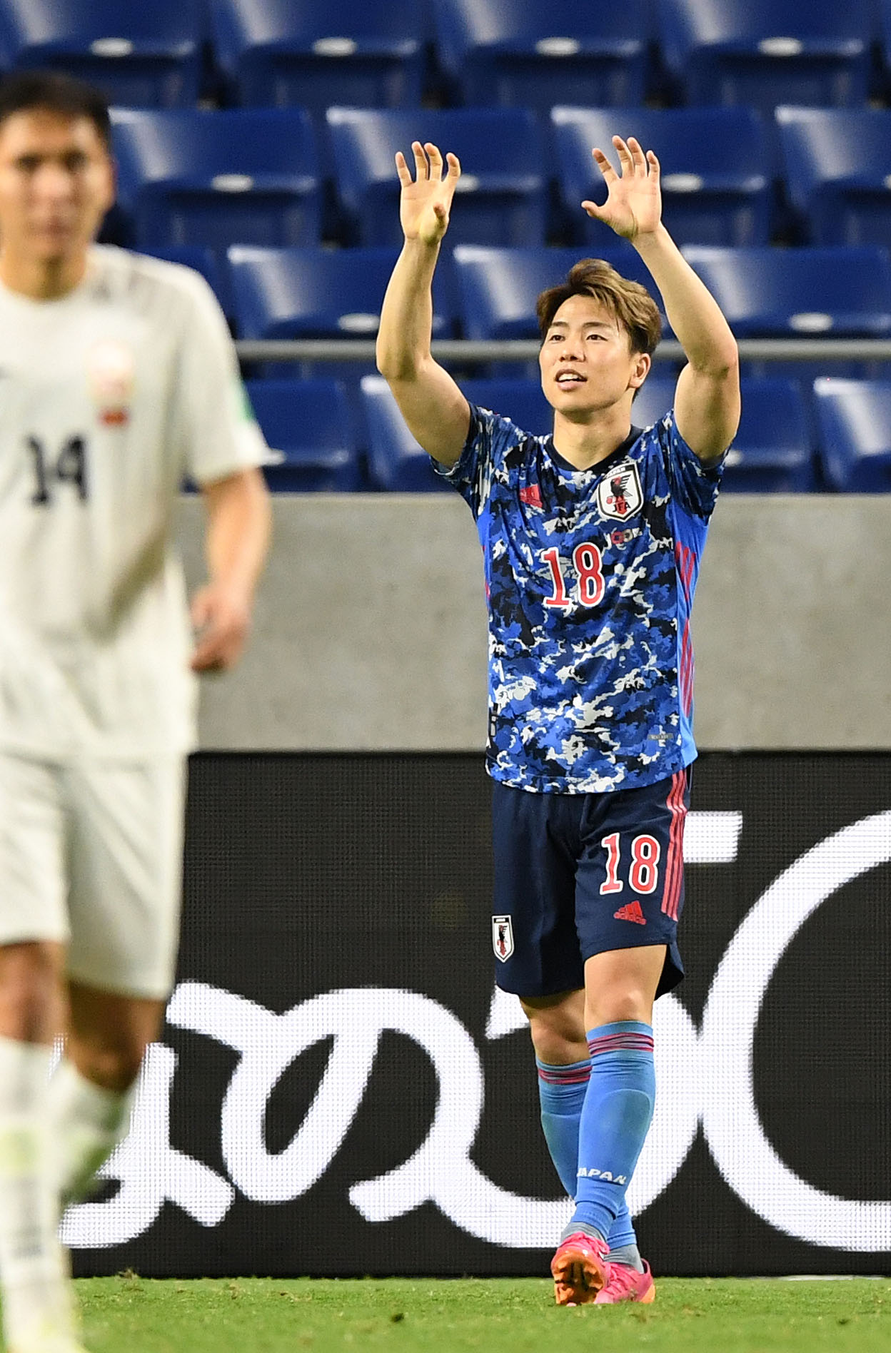 後半、ゴールを決めジャガーポーズする浅野（撮影・横山健太）
