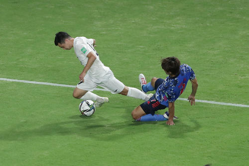 前半、ペナルティーエリア内で相手を倒し、PKを与える守田(右)(撮影・前田充)