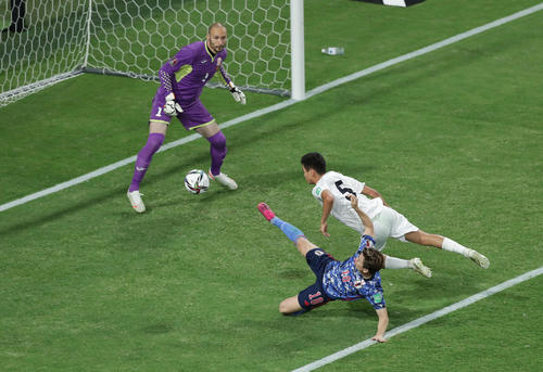 日本対キルギス 後半、浅野拓磨(手前)はクロスに飛び込むも合わせられず(撮影・前田充)