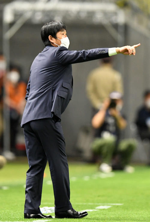 日本対キルギス 指示を出す森保一監督(撮影・横山健太)