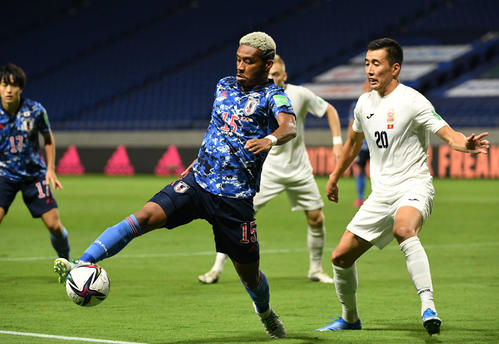 日本対キルギス 前半、ドリブルするオナイウ(左)(撮影・横山健太)
