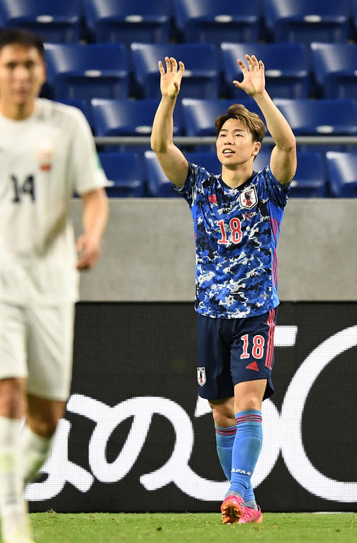 後半、ゴールを決めジャガーポーズする浅野(撮影・横山健太)