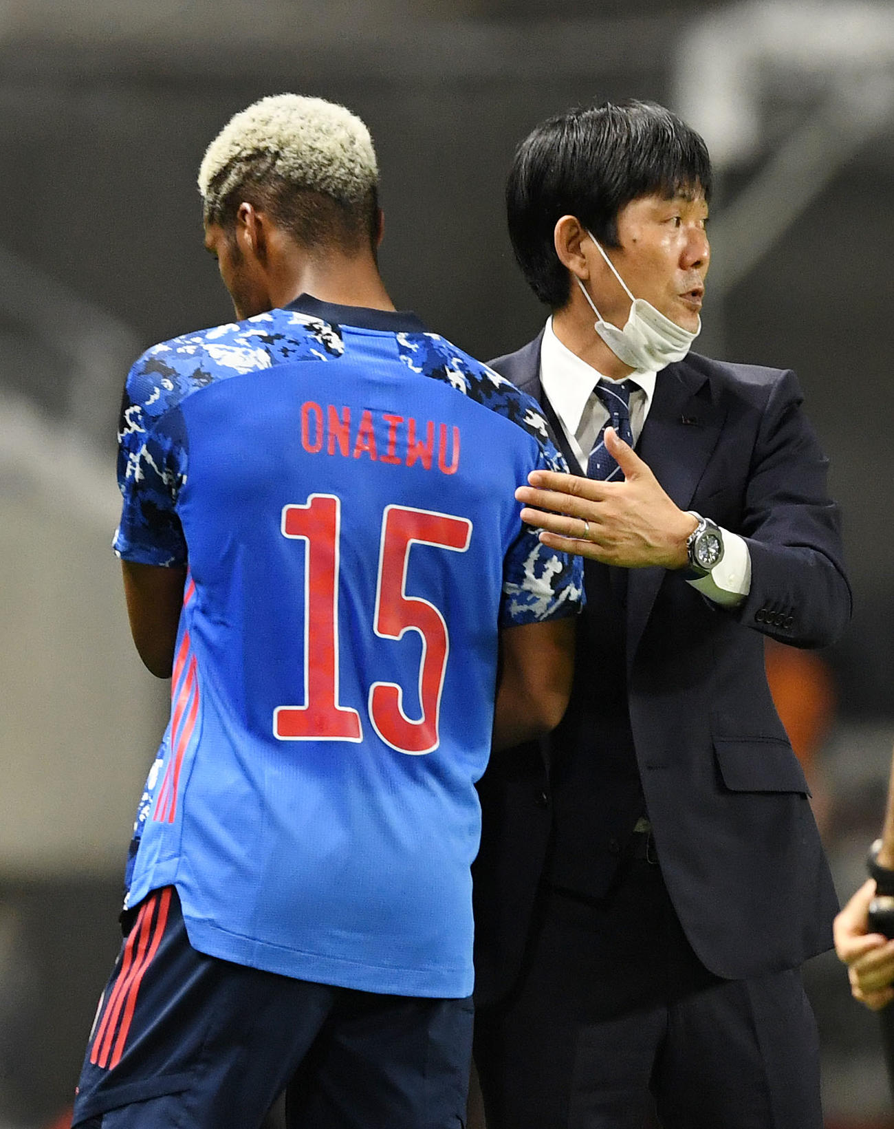 日本対キルギス　後半、交代するオナイウ（左）と握手を交わしねぎらう森保監督（撮影・横山健太）
