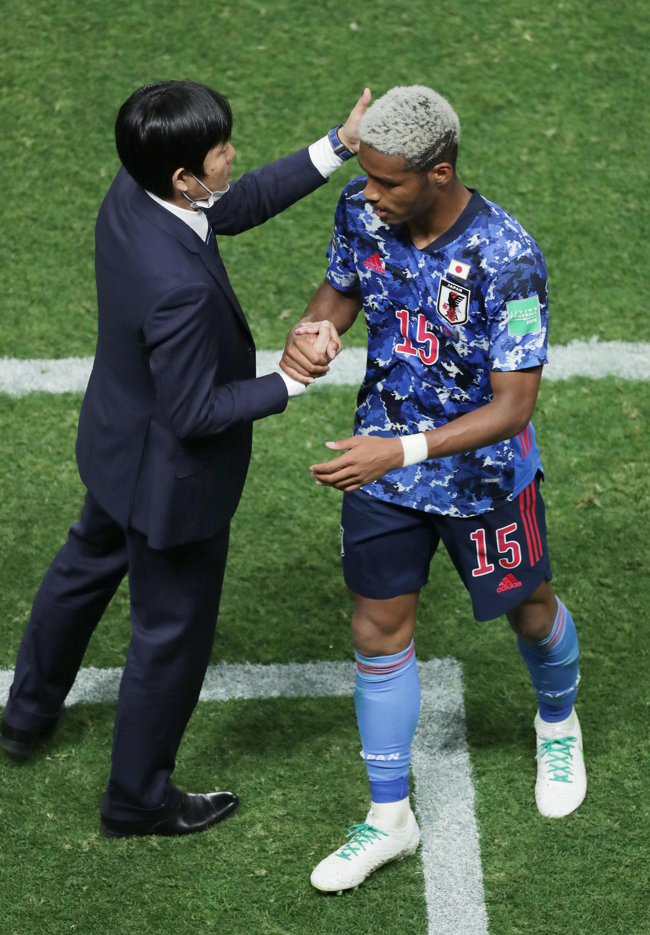 日本対キルギス　後半、交代するオナイウ（右）と握手を交わしねぎらう森保監督（撮影・前田充）