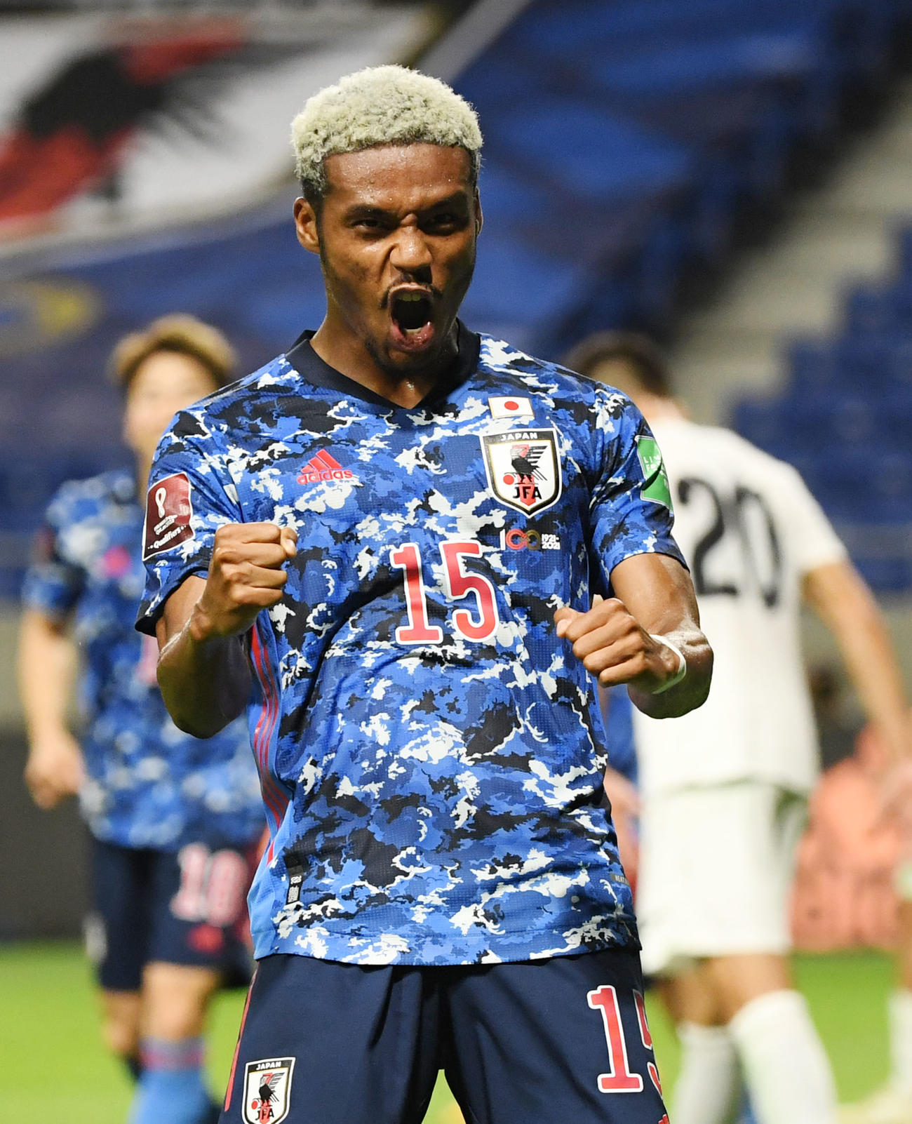 日本対キルギス　前半、ハットトリックを達成し雄たけびを上げるオナイウ（撮影・横山健太）