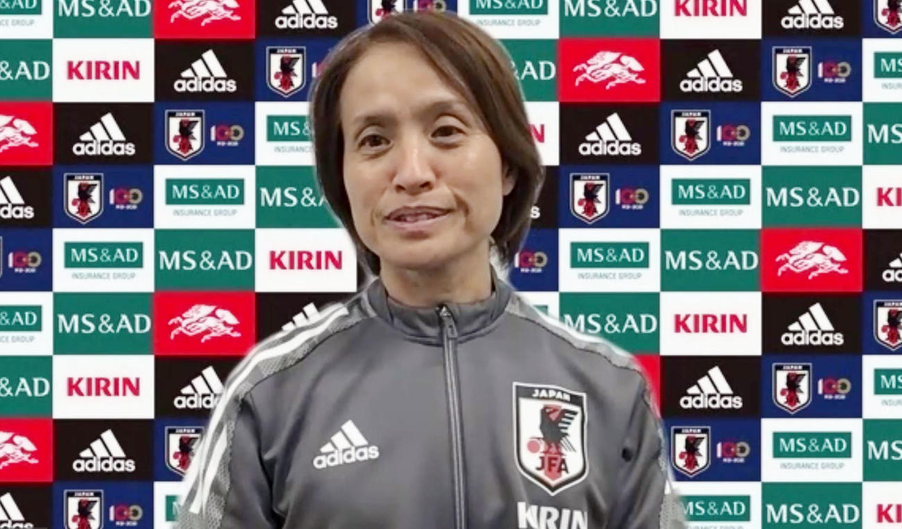 オンライン取材に応じるサッカー女子日本代表の高倉監督（共同）

