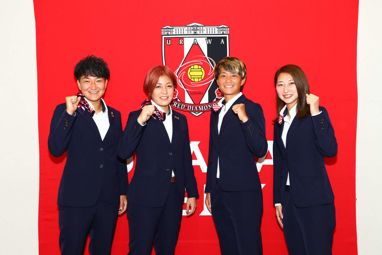 三菱重工浦和から「なでしこジャパン」の東京五輪メンバーに選出された、左から菅沢、GK池田、南、塩越（クラブ提供）