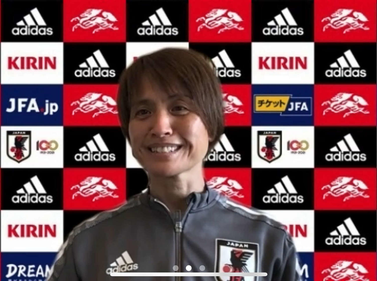 合宿初日の練習を前に取材に応じる、なでしこジャパンの高倉麻子監督