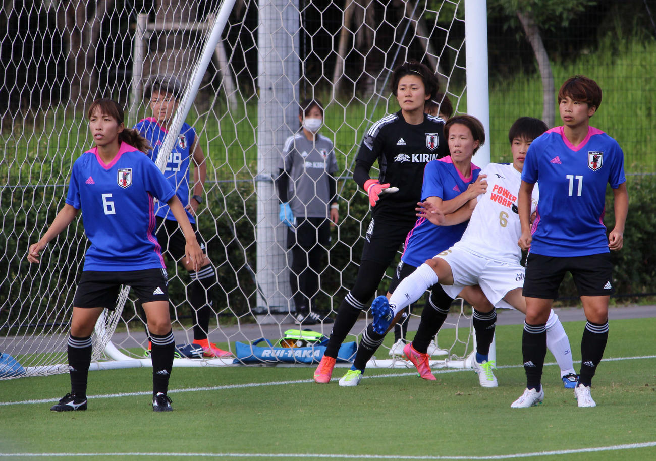 なでしこジャパンと日体大柏（男子）のセットプレー練習の様子。右から4人目がGK山下杏也加