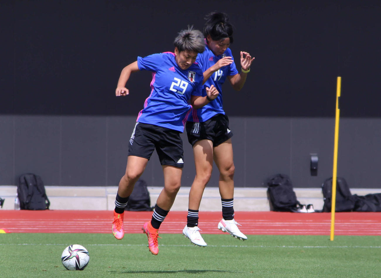 日体大柏（男子）との練習試合前、アップを行うなでしこジャパンDF熊谷紗希（右）とFW菅沢優衣香