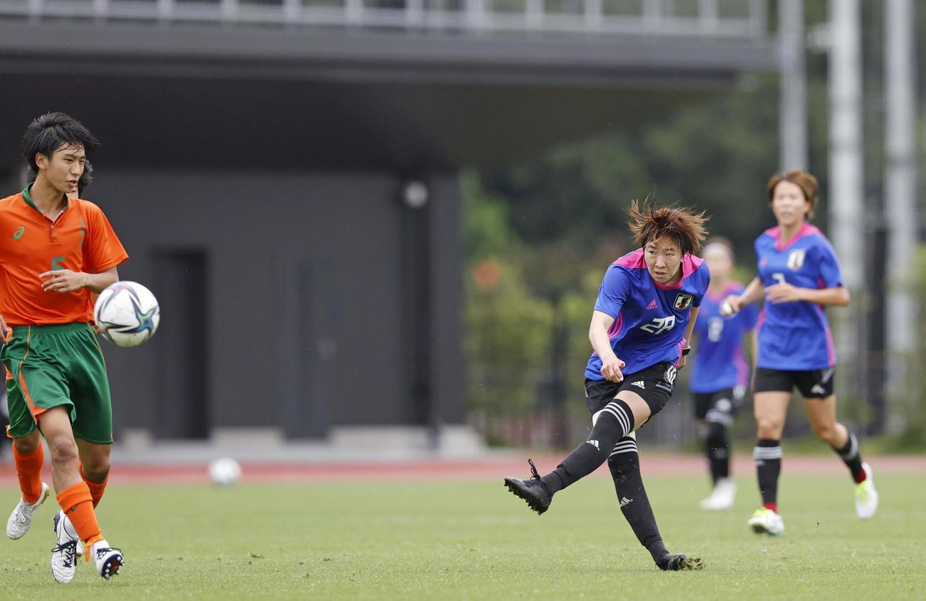 八千代高男子との練習試合で、ゴールを決める遠藤（手前右、共同）