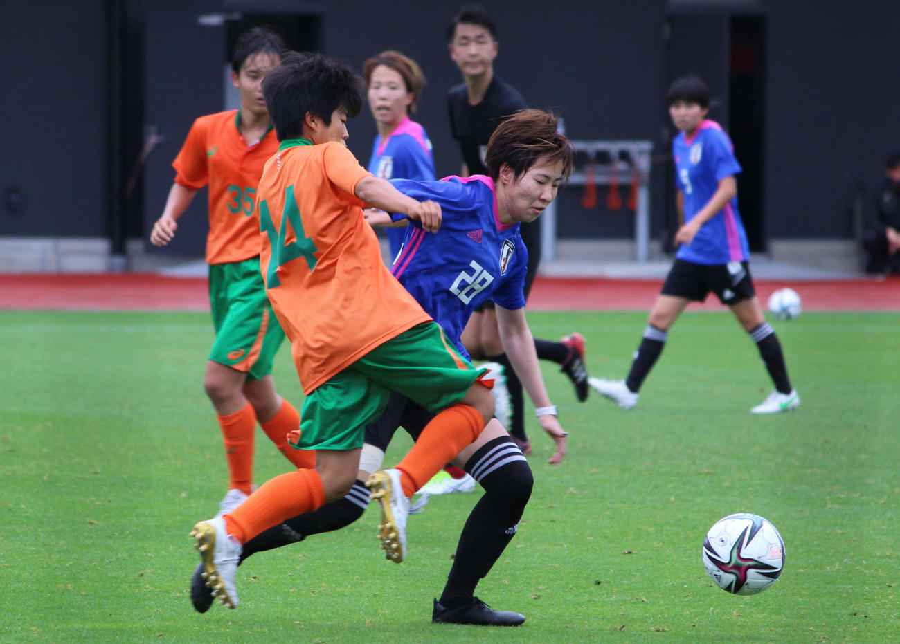 練習試合で競り合う遠藤純（手前右）