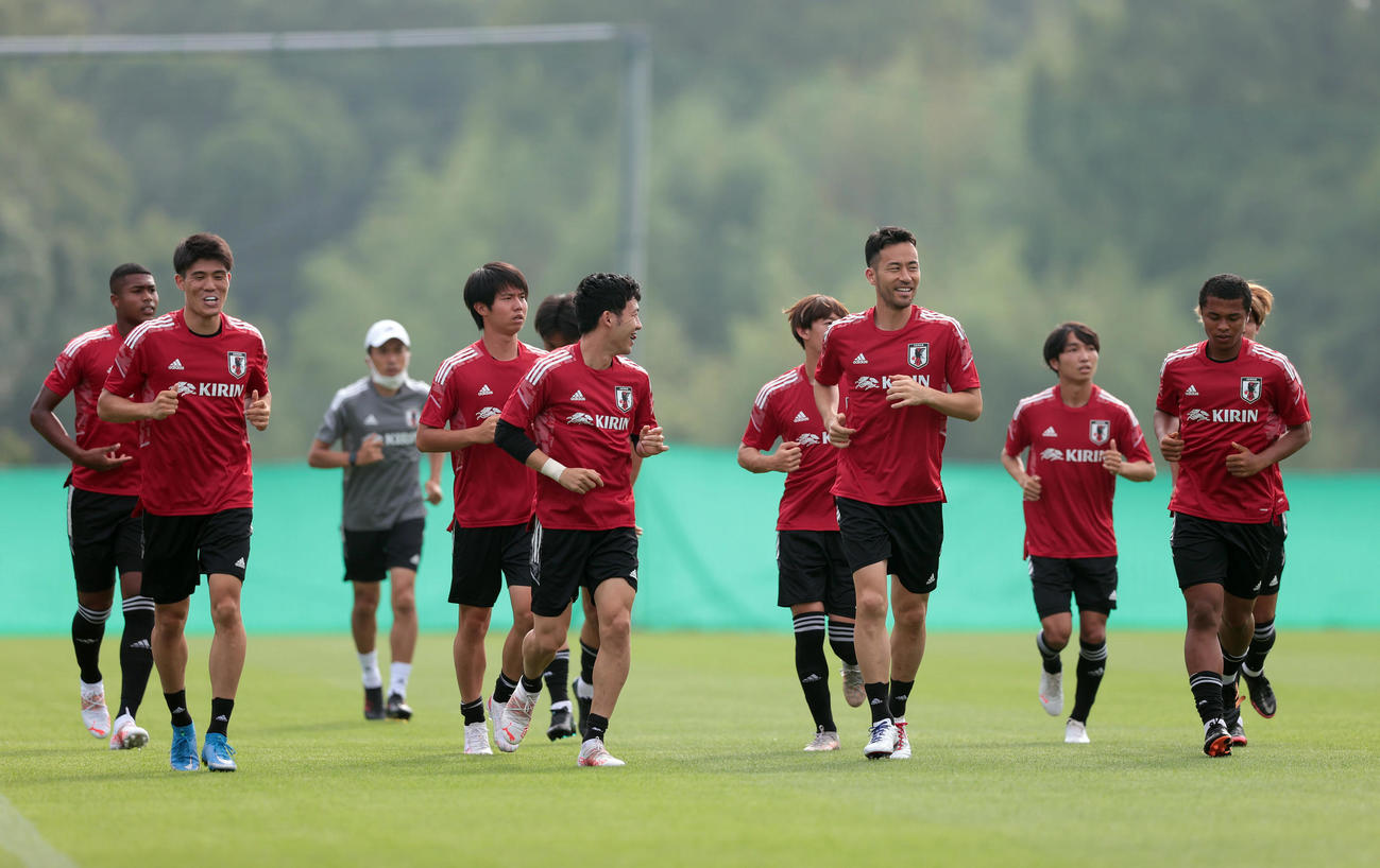 合宿がスタートし、ランニングする吉田（右から3人目）らU－24日本代表の選手たち（撮影・前田充）