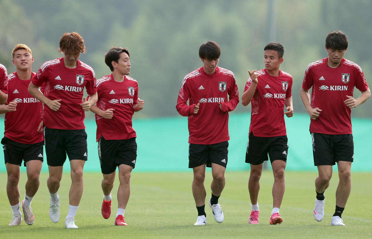 合宿がスタートしランニングする、左から堂安、板倉、三好、田中、久保、町田（撮影・前田充）