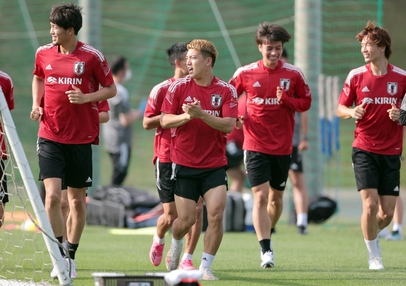 ランニングしながら練習するGKらを鼓舞する堂安律（左から2人目）（撮影・前田充）