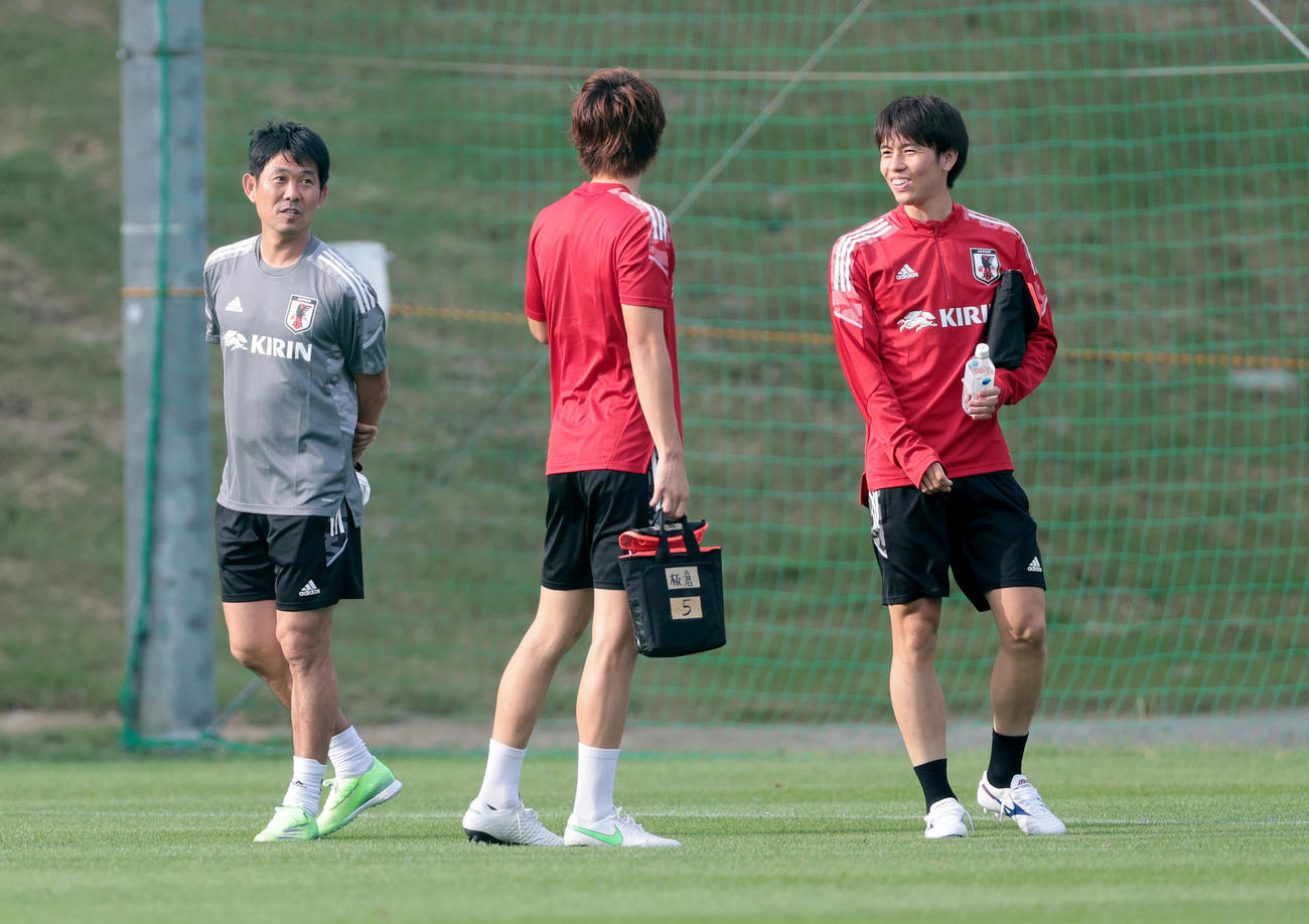 練習を終えた田中（右）、板倉（中央）と言葉を交わす森保監督（撮影・前田充）