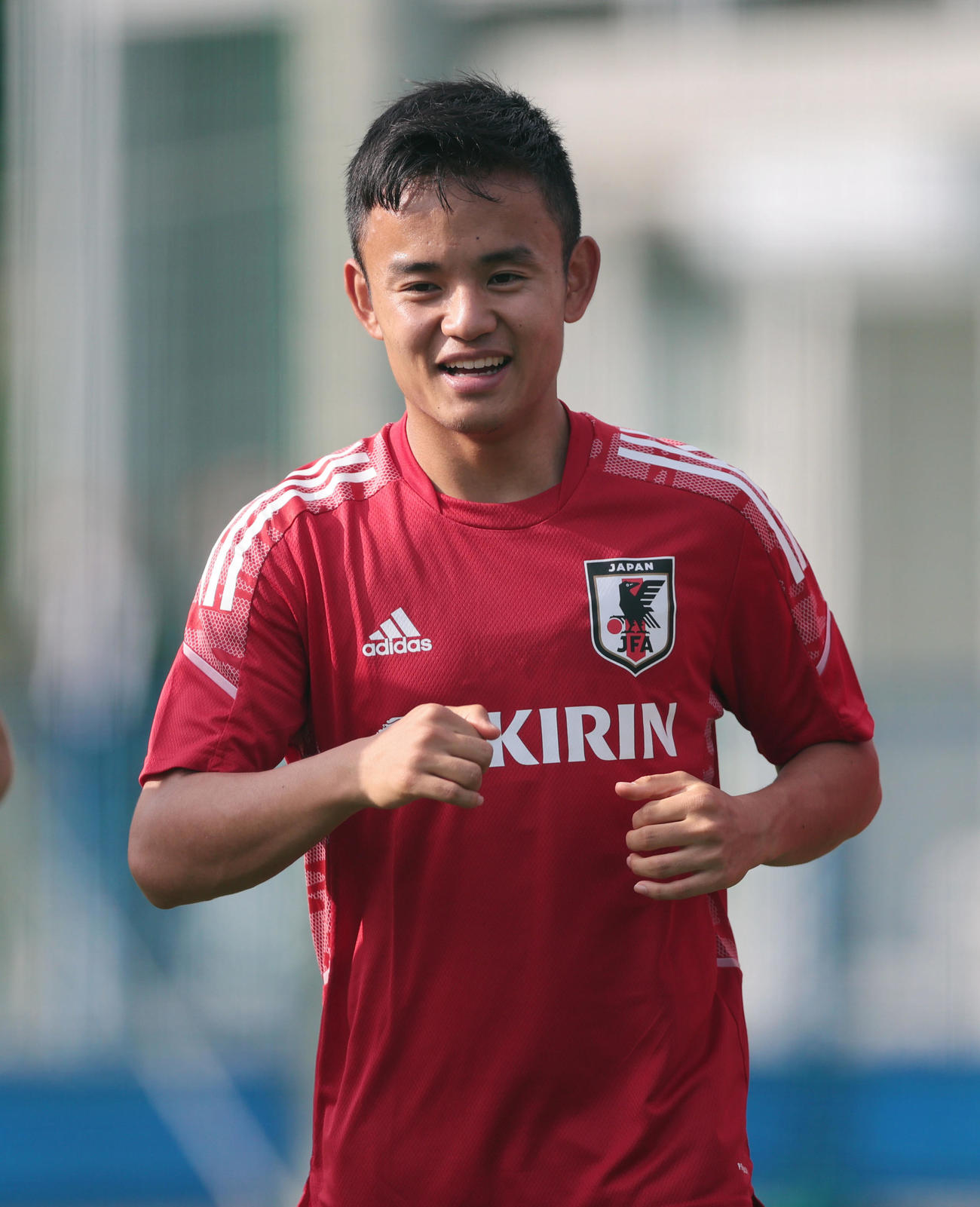 合宿がスタートし、ランニングで笑顔を見せる久保（撮影・前田充）