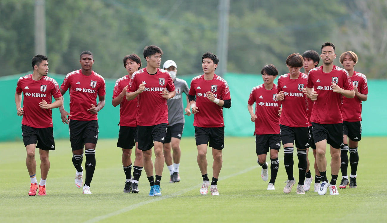 合宿がスタートし、ランニングする吉田（右から2人目）らU－24日本代表の選手たち（撮影・前田充）