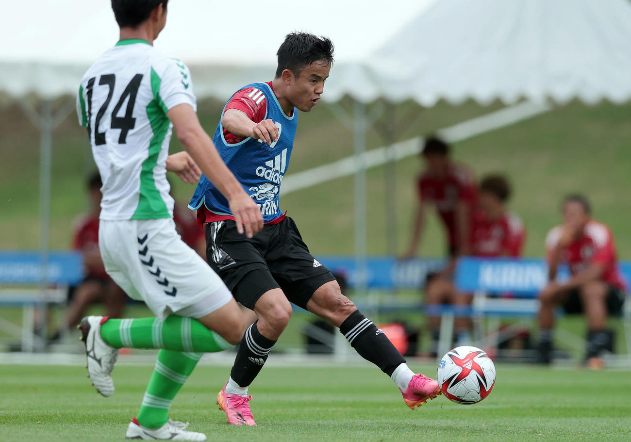 U－24日本代表事前合宿　大学生との練習試合でゴールを決める久保建英（右）（撮影・前田充）