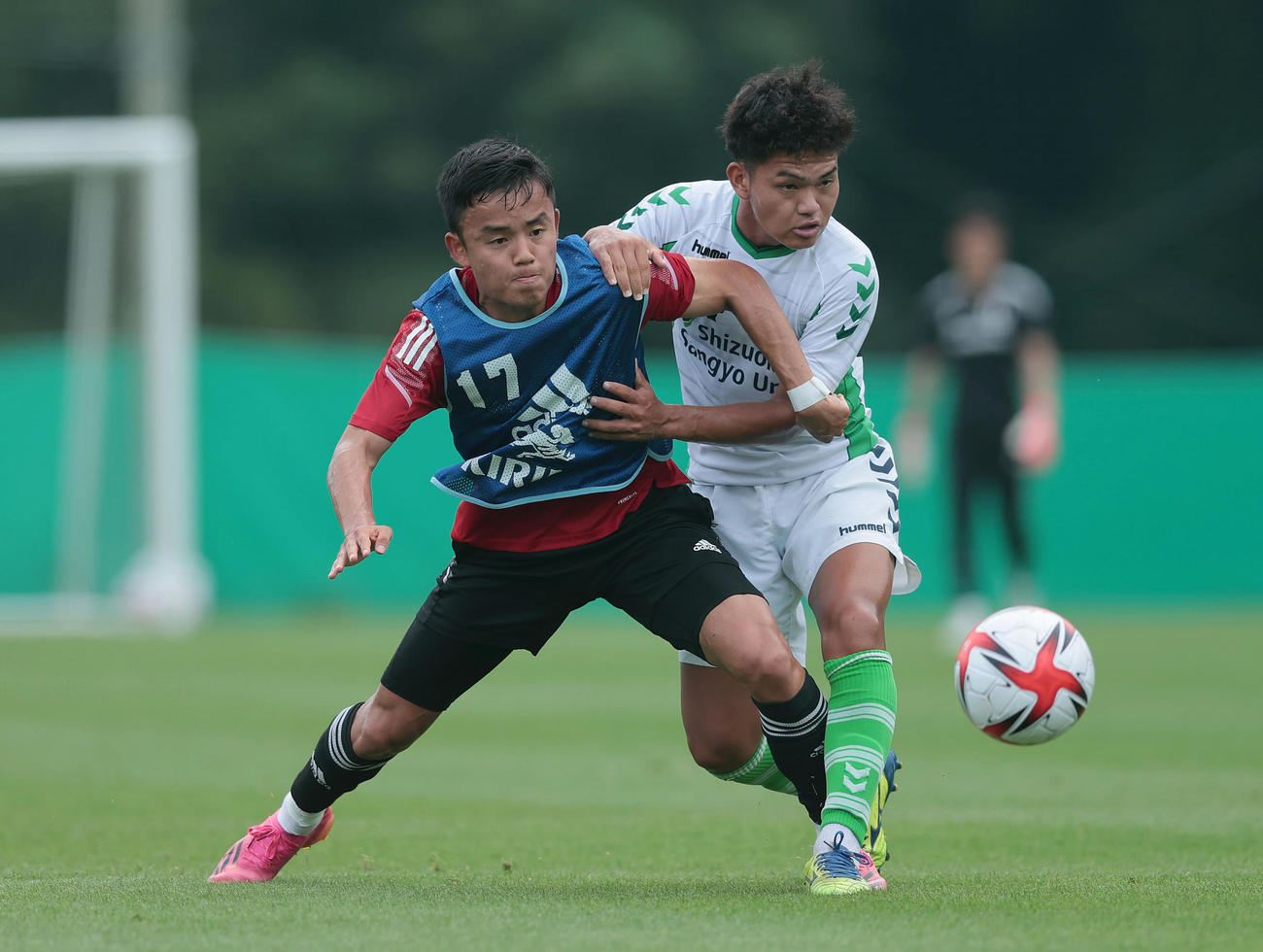 大学生との練習試合で相手選手と競り合う久保（左）（撮影・前田充）