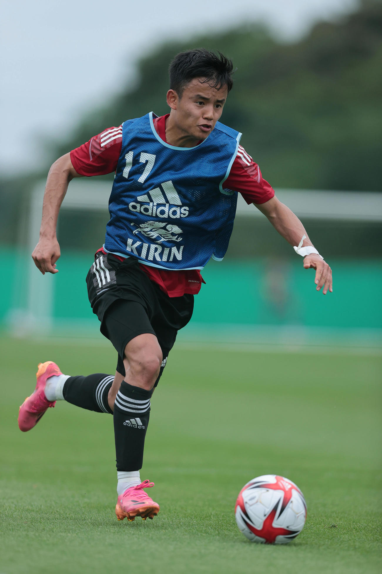 大学生との練習試合でドリブルで仕掛ける久保（撮影・前田充）