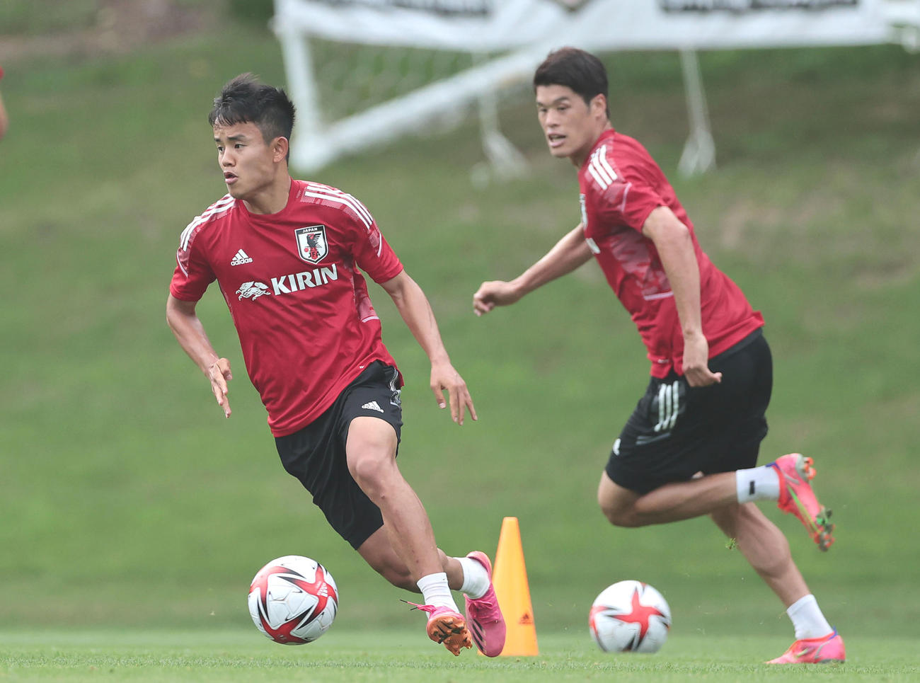 U－24日本代表事前合宿　ボールを運ぶ久保建英。右は酒井宏樹（撮影・前田充）