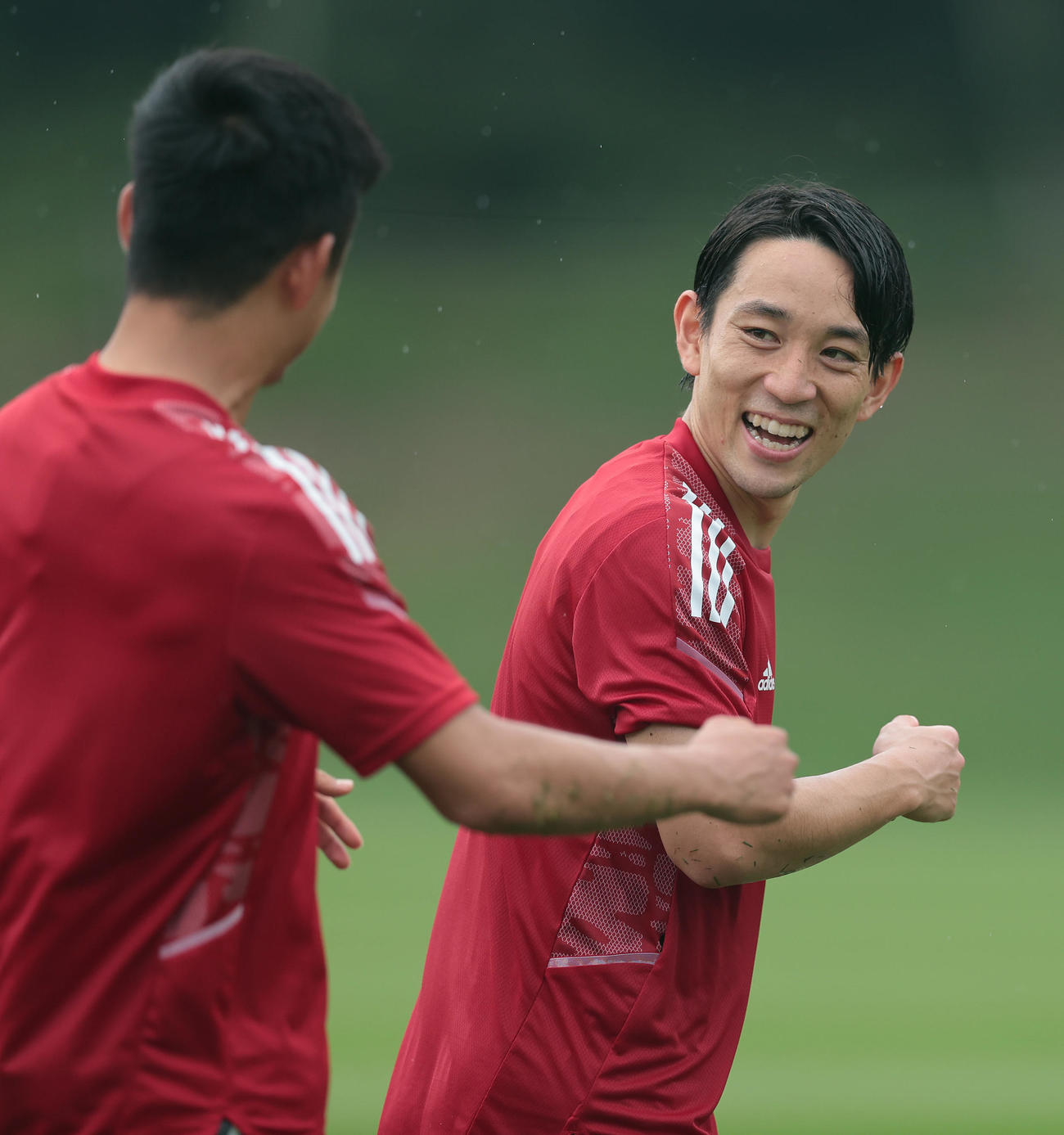 久保（左）と言葉を交わし笑顔を見せる三好（撮影・前田充）