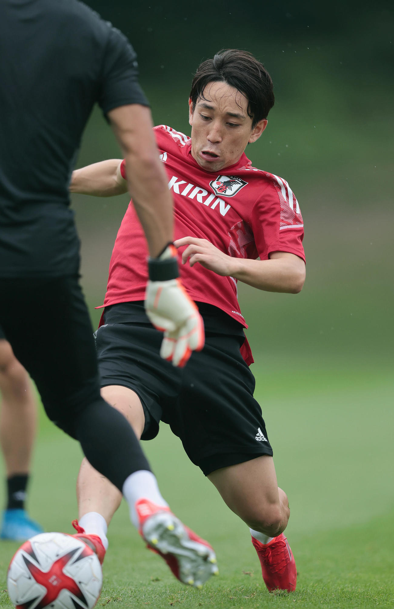 ボール回しでボールを奪いに行く三好（撮影・前田充）
