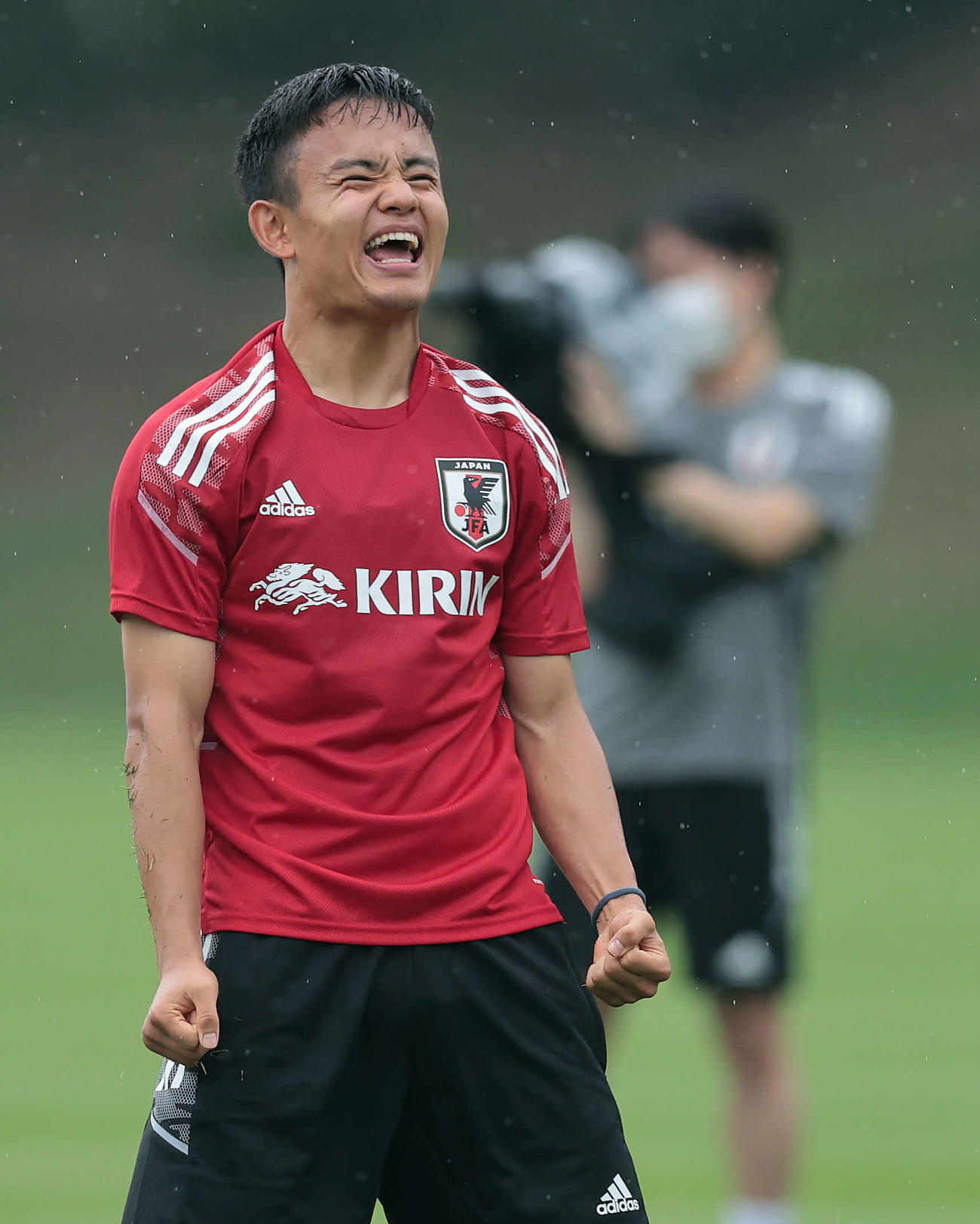 フットバレーで得点を決めガッツポーズする久保（撮影・前田充）
