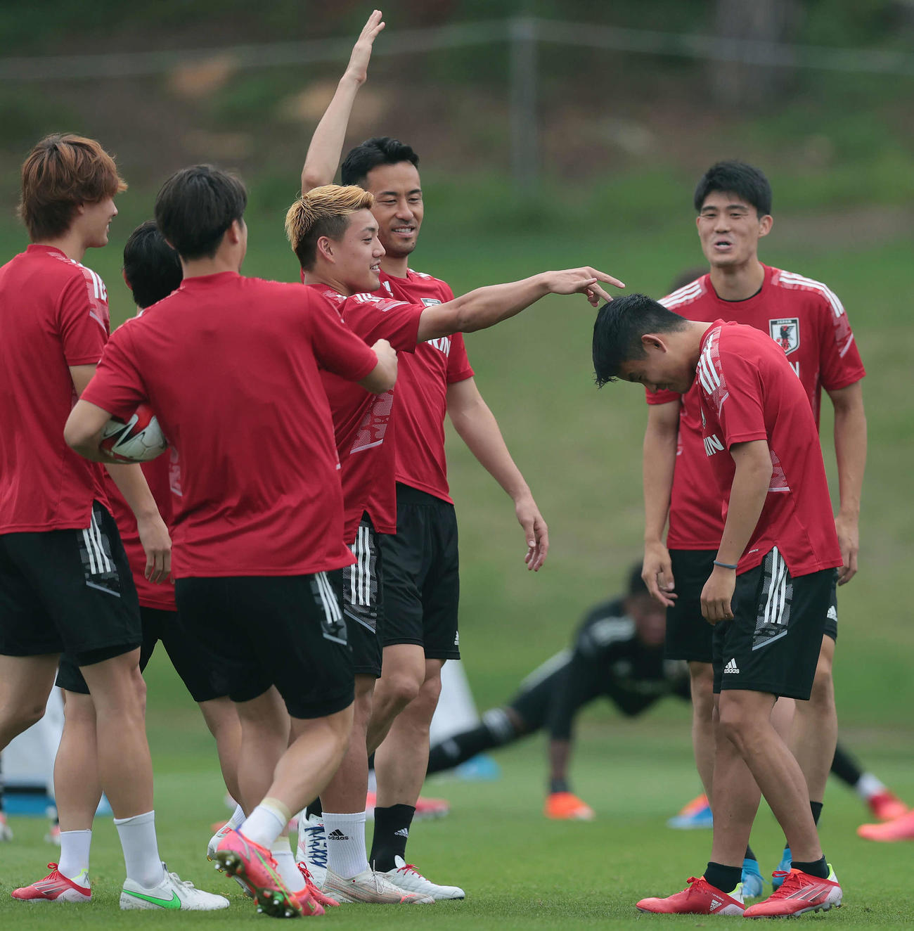 練習前のリフティングでミスし、堂安（左から3人目）らからデコピンされる久保（右手前）（撮影・前田充）