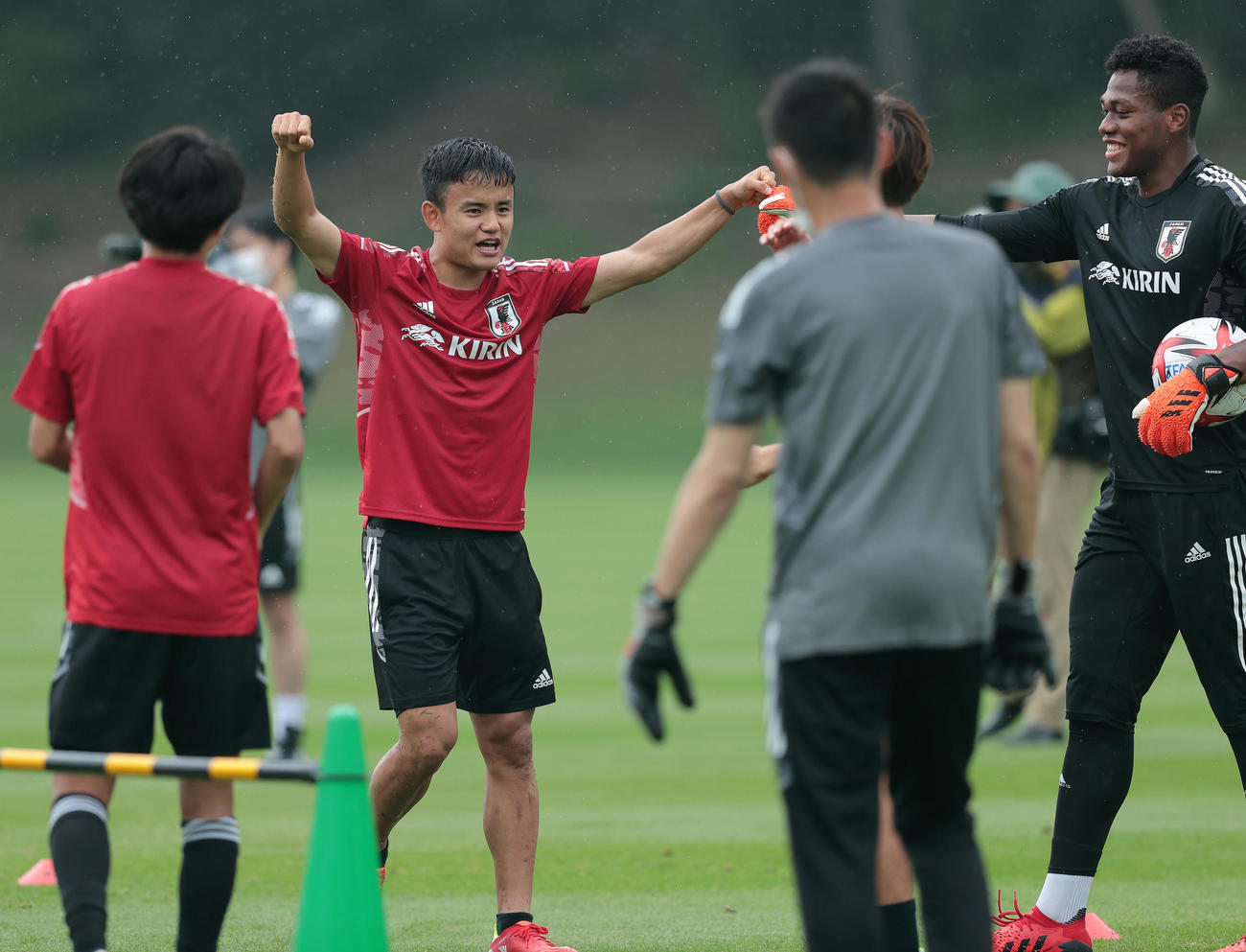 フットバレーで勝利しチームメートと喜び合う久保（左から2人目）。右端はGK鈴木（撮影・前田充）