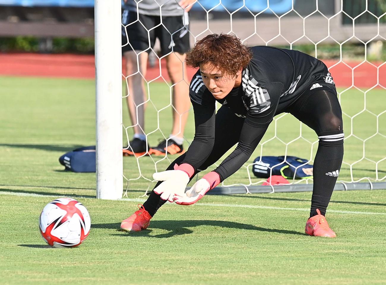 キャッチングの練習をするGK山下杏也加（撮影・上田博志）